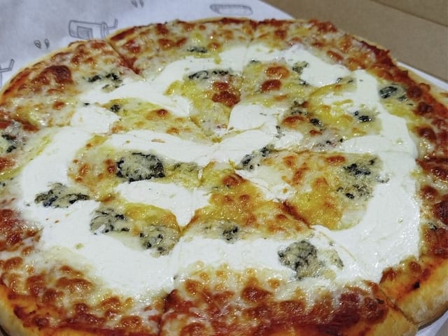 Pizza 4 Quesos de Café Roga