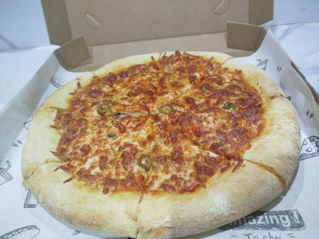 Pizza Mozzarella con borde relleno de Café Roga