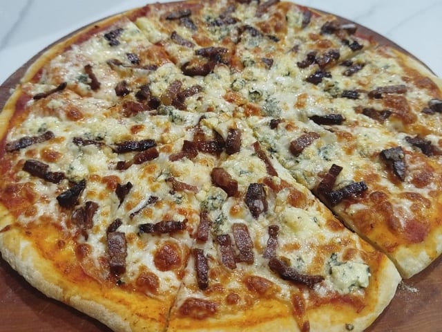Pizza Panceta y queso azul de Café Roga