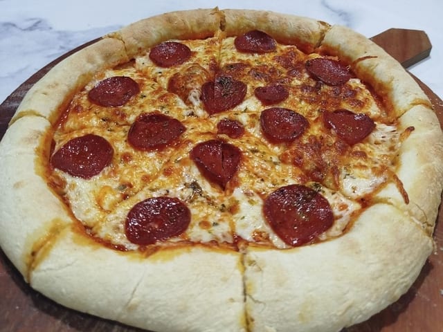 Pizza Pepperoni con borde relleno de Café Roga