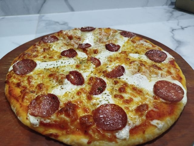 Pizza Pepperoni y katupiry de Café Roga