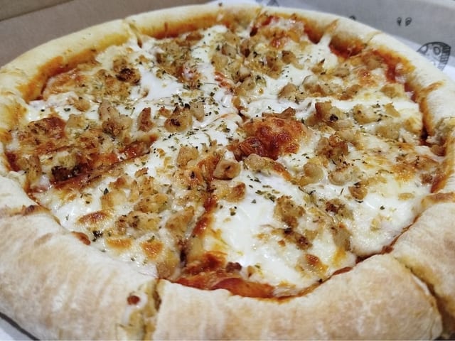 Pizza Pollo y katupiry con borde relleno de Café Roga