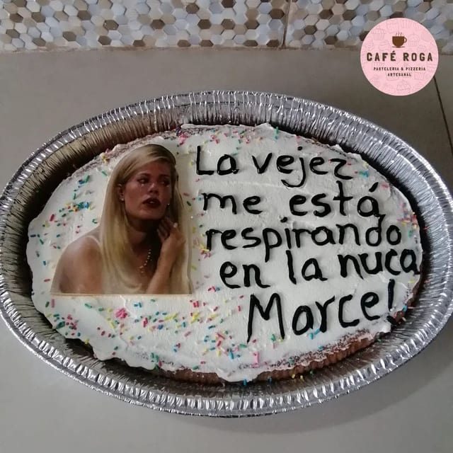 Torta de cumpleaños con foto y dedicatoria personalizada