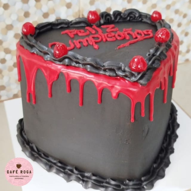 Torta de cumpleaños en forma de corazón con drip negro y rojo