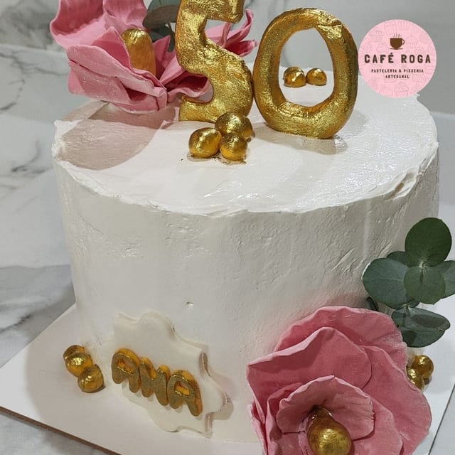 Torta de cumpleaños con flores de azúcar y detalles dorados