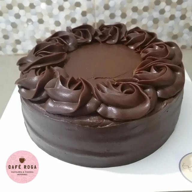 Torta de chocolate decorada con rosetones de ganache
