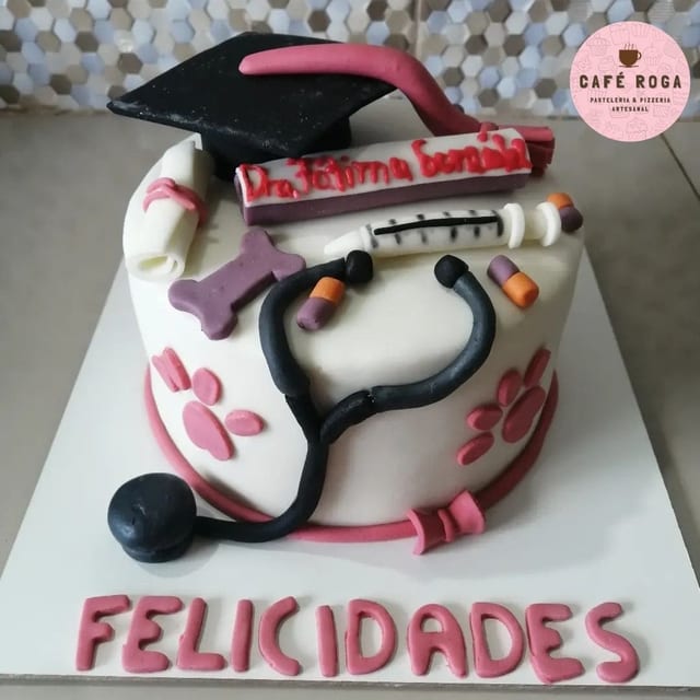 Torta personalizada temática de egreso, diseño a pedido